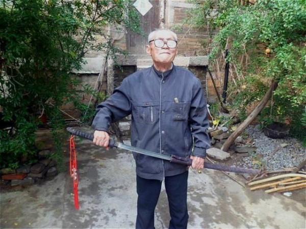 日本商人三千萬只為購買一把刀，抗戰老人直接拒絕：國恥不能忘