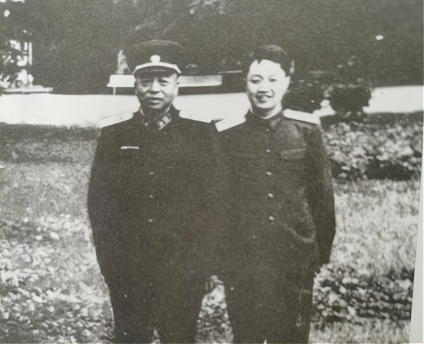 景希珍對自己軍銜不滿,與彭總頂了起來,事後彭總道歉:你是對的 景希珍對自己軍銜不滿,與彭總頂了起來,事後彭總道歉:你是對的