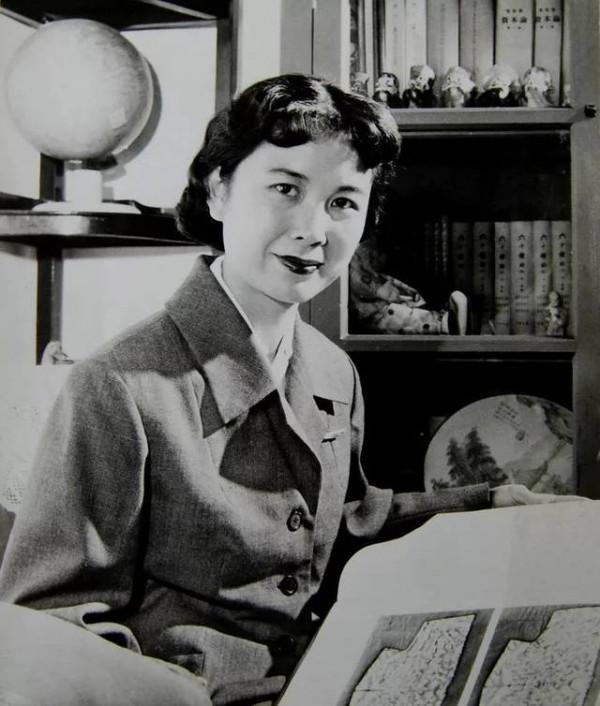 1958年嚴鳳英在安徽演出，不懂湖南方言，毛澤東伸出四根手指解釋