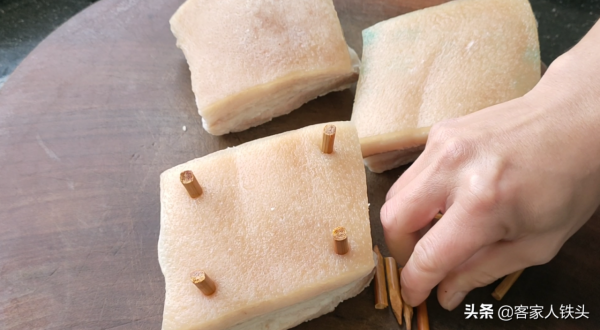 五花肉最好吃的做法，加1個香芋，客家人待客都愛做它，好吃過癮