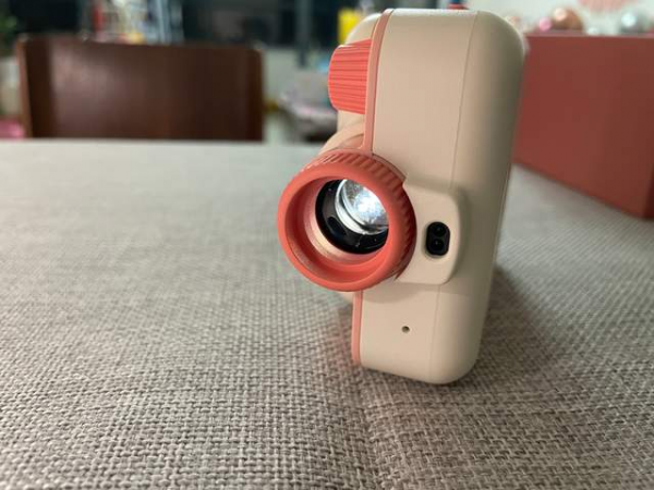 入手趣學伴繪本故事放映機，愛上24格繪本，寶寶要自己講故事