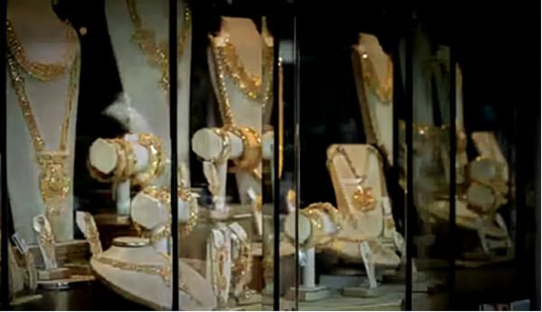 印度窮人的致富之路：用下水道的淤泥提煉黃金，一天能賺幾千元