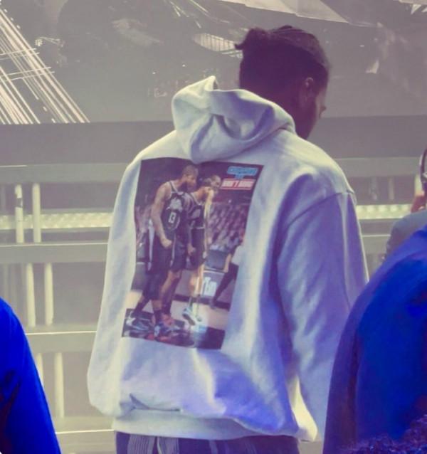 小卡出席球隊新球館奠基儀式 身穿印有喬治怒吼連帽衫 小卡出席球隊新球館奠基儀式 身穿印有喬治怒吼連帽衫