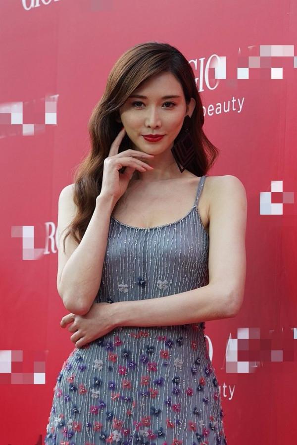 林志玲活動近照，怎麼滿臉坑窪？穿吊帶裙腰身還那麼細