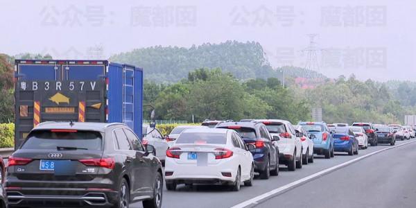 國慶節出門旅遊第一天，全國高速公路堵車一個小時只走了100米