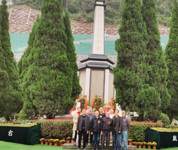 19歲鐵道兵意外犧牲，48年無人祭拜，近半世紀後82歲哥哥為其掃墓