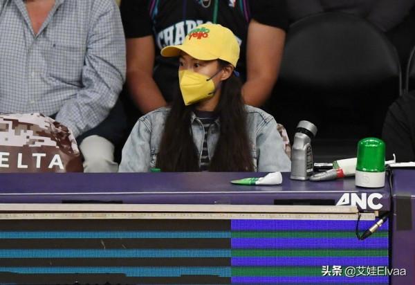 陳冠希看NBA成女兒奴!穿中國結外套給女兒拍照,老婆當甩手掌櫃 陳冠希看NBA成女兒奴!穿中國結外套給女兒拍照,老婆當甩手掌櫃