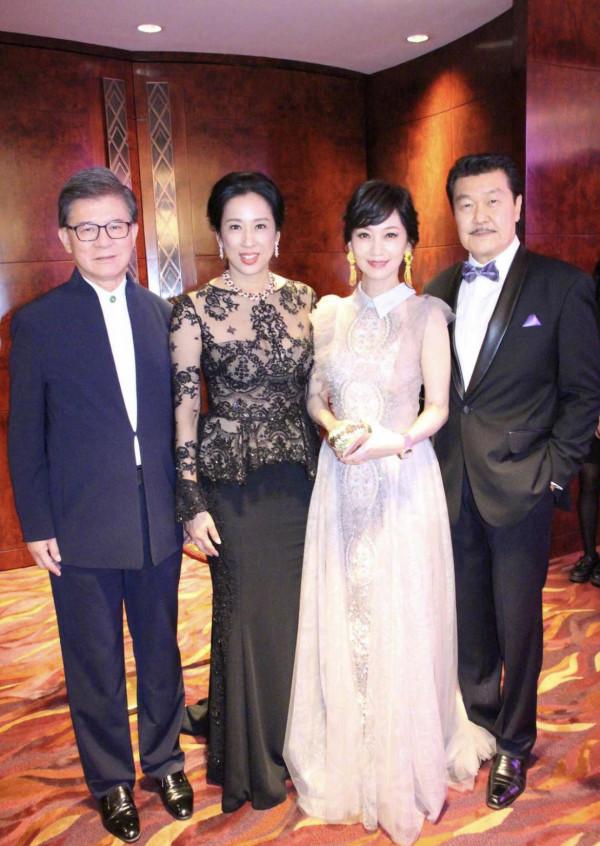 朱玲玲真不愧是“闊太”，一身黑+白搭配真高階，哪像大嬸的年紀