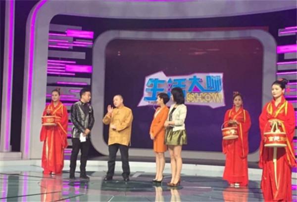 6年前主持人佟瑤在河邊溺水而亡，葬禮上哭到昏厥的丈夫今怎樣？