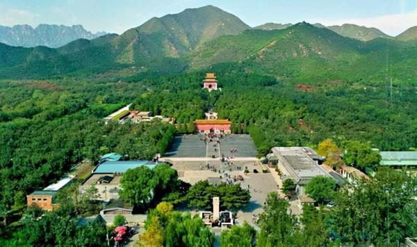 北京一處陵寢建築群，共埋葬十三位皇帝，充滿傳奇色彩值得一看