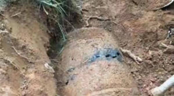 雲南一老農開啟廢舊汽油桶，驚現數十具白骨，其平均年齡僅20歲