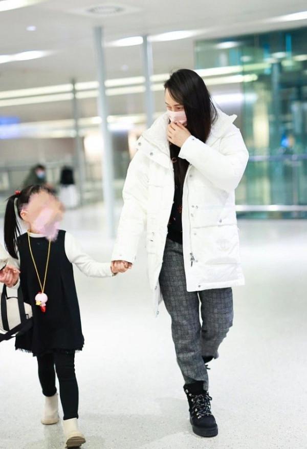 伊能靜罕帶女兒走機場，她一身臃腫只顧自己保暖，女兒穿得太清涼