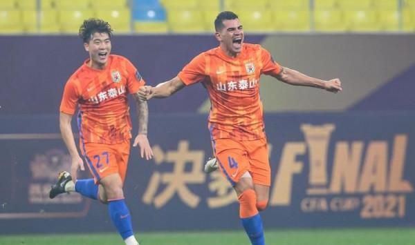 下午15點!資深名記做出爭議表態:魯能奪冠遭質疑，球迷吐槽聲一片