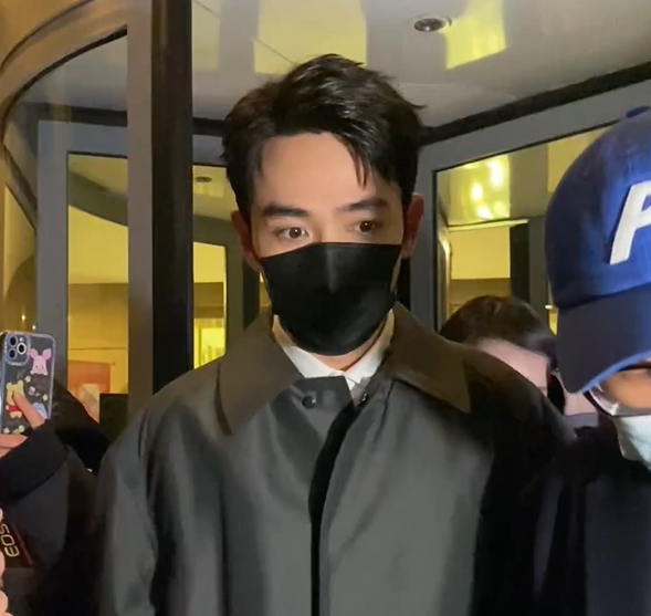 春晚第五次聯排來了！眾星低調進出，李宇春穿裙子鄧超自帶咖啡