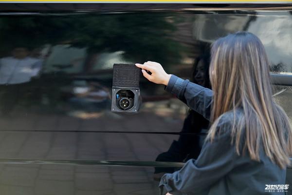 不懼限高！美女初體驗高度只有2米4的宇通福特B型房車