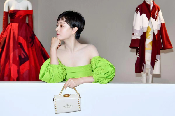 孫儷對自己太自信!穿熒光綠露肩連衣裙優雅貴氣,換別人就土氣了 孫儷對自己太自信!穿熒光綠露肩連衣裙優雅貴氣,換別人就土氣了