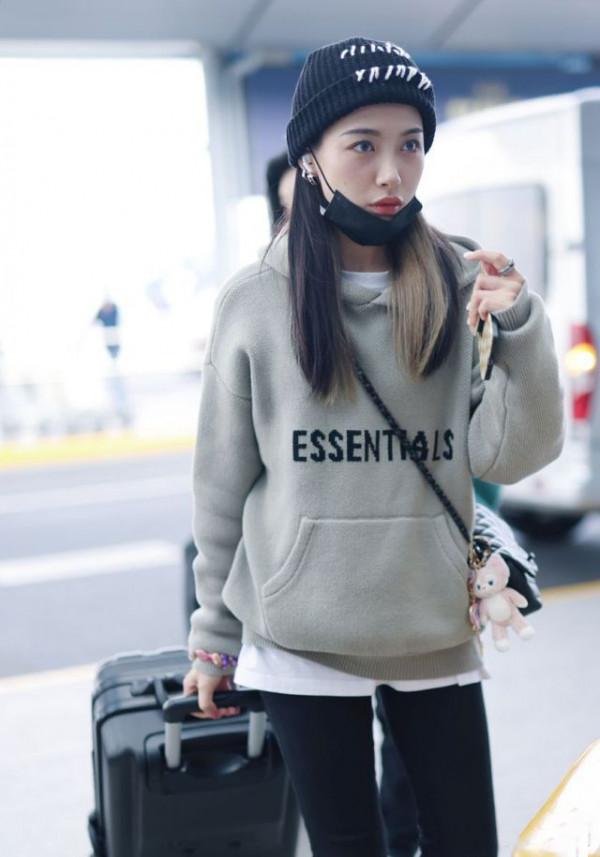 沈夢瑤同框戴萌,一個打扮休閒隨性一個美得溫柔,年齡差很明顯 沈夢瑤同框戴萌,一個打扮休閒隨性一個美得溫柔,年齡差很明顯