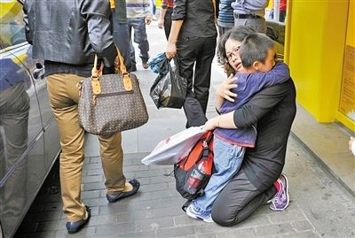 2014年，廣西一男孩靠吃野菜生存，母親卻因有苦衷未相認