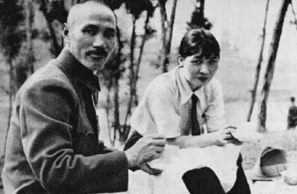 賣菜小夥成蔣介石替身,瞞過宋美齡卻被劉湘一眼識破,他結局如何 賣菜小夥成蔣介石替身,瞞過宋美齡卻被劉湘一眼識破,他結局如何