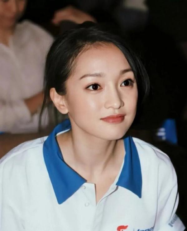 周迅小時候照片，這腿，這脖子，這下巴，不當明星當什麼？