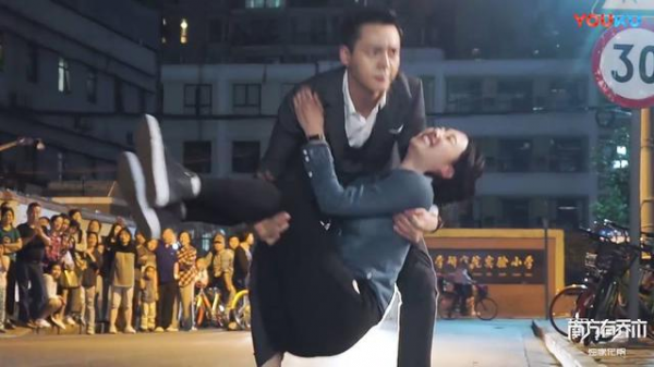 那些被“公主抱”給打敗的男演員,網友只對張豐毅表示理解 那些被“公主抱”給打敗的男演員,網友只對張豐毅表示理解