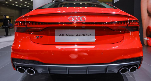 西裝暴徒的效能車,奧迪S7搭載2.9T V6引擎,動力十足 西裝暴徒的效能車,奧迪S7搭載2.9T V6引擎,動力十足