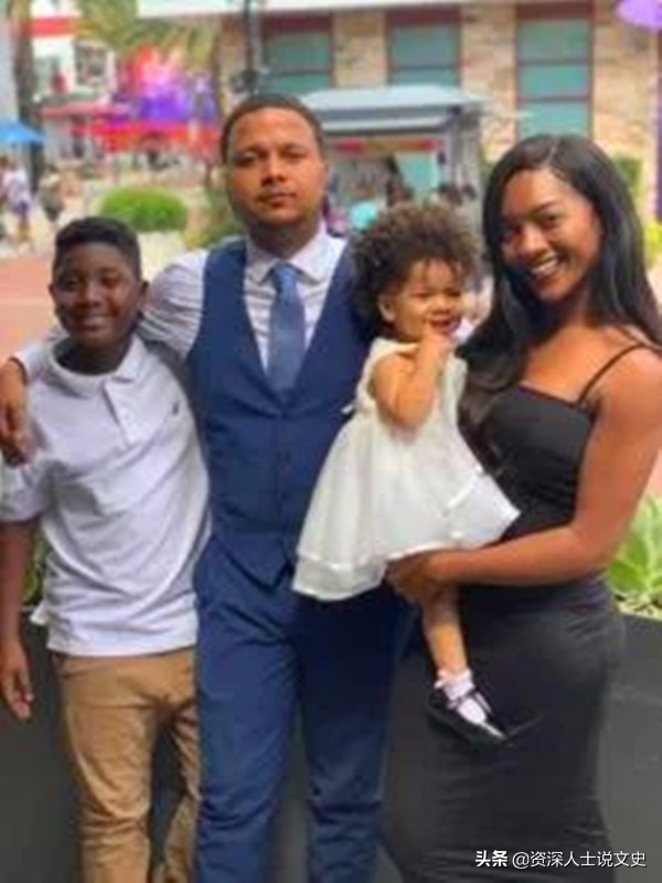 美國一嬰兒被扔到垃圾桶裡，25年後逆襲為千萬富翁，感恩養父養母