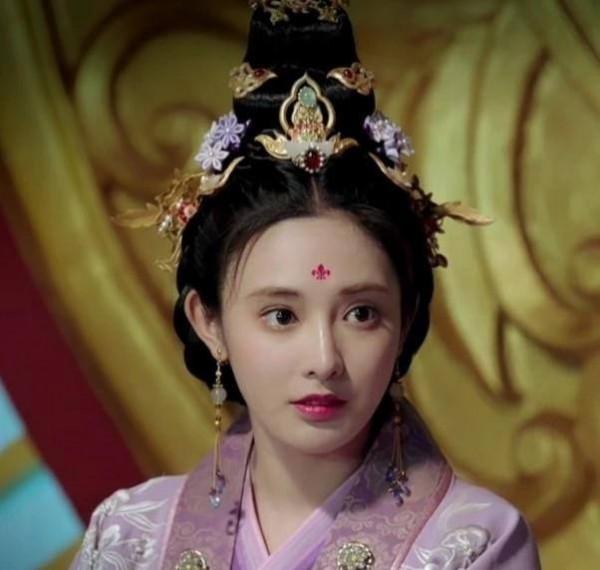 小臉女星的天下！這12個漫畫臉巔峰PK，大眼睛巴掌臉一個比一個美