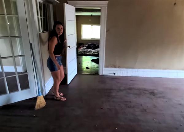 小兩口低價買下538㎡廢棄別墅，空間雖大卻殘破不堪，網友：值了