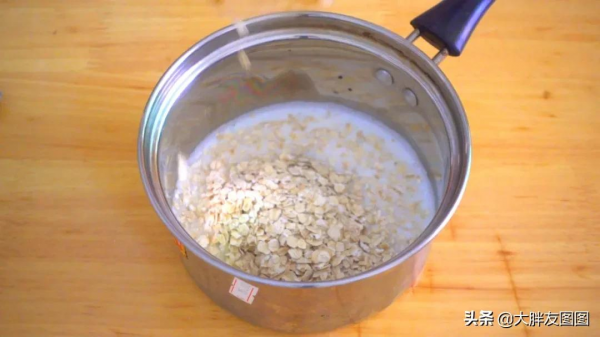 2勺燕麥，半杯牛奶，這樣做的早餐餅太軟了，快收藏起來