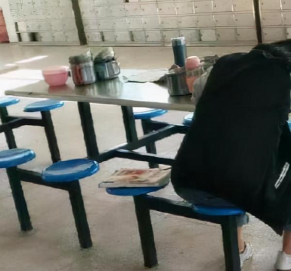 因為佔座掌摑女生的男生，所學專業是“學前教育”，很多家長慌了