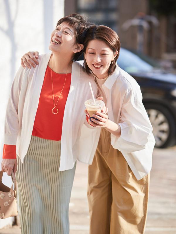 國慶七天樂！50歲阿姨出遊穿搭必備7件單品，超百搭，尤其是絲巾