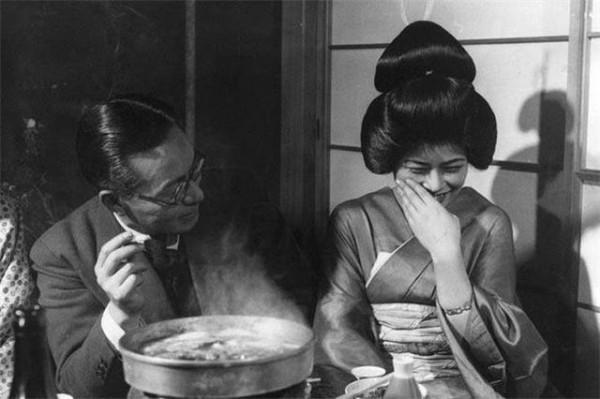 日本煙花女子74歲仍站街，街頭60年一直拉客，卻備受日本人尊重