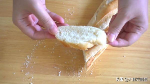 本以為是盤煎豆腐，試了一口，是麵包做的，軟嫩嫩超好吃