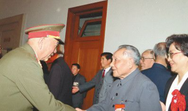 87年鄧小平指著劉華清和洪學智，問一邊的楊尚昆：他們命令下了沒