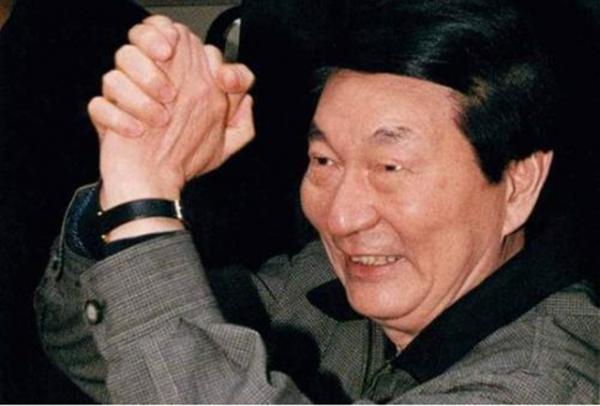 回顧上海證券交易所成立，朱鎔基曾向鄧小平彙報，鄧：你只管做