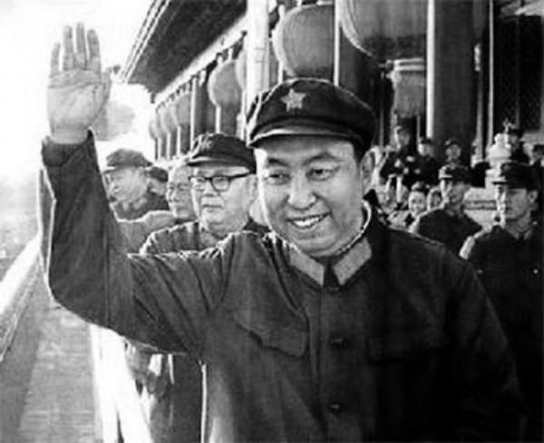 76年，毛主席逝世，汪東興看過悼詞後找到周啟才：有一條補充意見