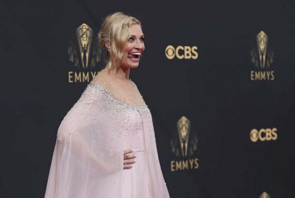 破產姐妹卡洛琳難得現身,裸肩粉色連衣裙好優雅,表情好可愛 破產姐妹卡洛琳難得現身,裸肩粉色連衣裙好優雅,表情好可愛