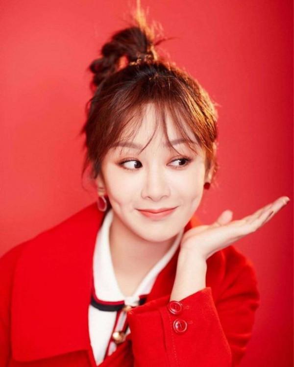 楊紫一襲紅色風衣亮相春晚，不但和佟大為CP感十足，氣質也高階了