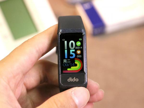dido Y12 智慧手環釋出，面向中老年人，可秒變高精度心電監護儀