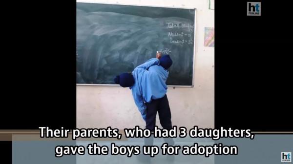 印度連體雙胞胎剛出生就被遺棄，如今一起找到工作，拿雙份工資