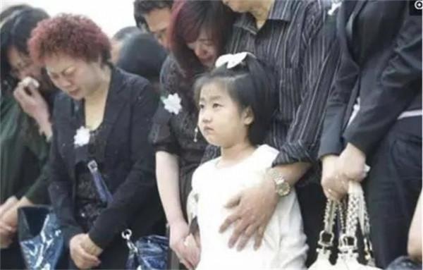 “深圳玫瑰”邢丹葬禮：與老公叢飛合葬，五歲女兒痛哭，千人送別