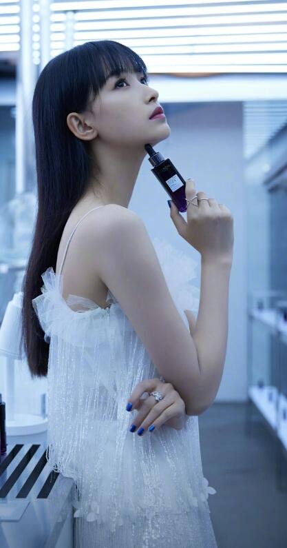 孫怡在海邊遊玩，辣媽也愛小清新西瓜外套，和海水一樣沁人心脾