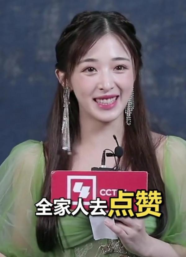 張含韻再度上央視晚會舞臺，採訪時穿著綠色仙女裙，直言很是激動