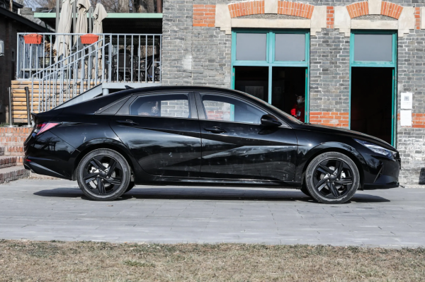 搭載兩種動力，新增限量版，起售9.98萬元，2022款現代伊蘭特上市