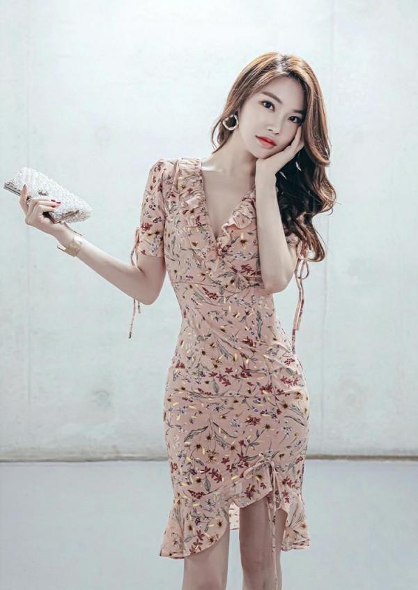 氣質絕倫的名媛花色系短袖荷葉邊連衣裙,雪紡碎花設計時尚 氣質絕倫的名媛花色系短袖荷葉邊連衣裙,雪紡碎花設計時尚