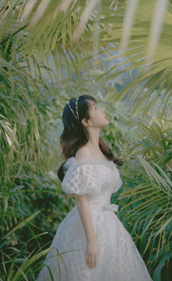 楊紫拍完戲就大爆發！穿婚紗入場驚豔眾人，披秀髮美成偶像劇女主