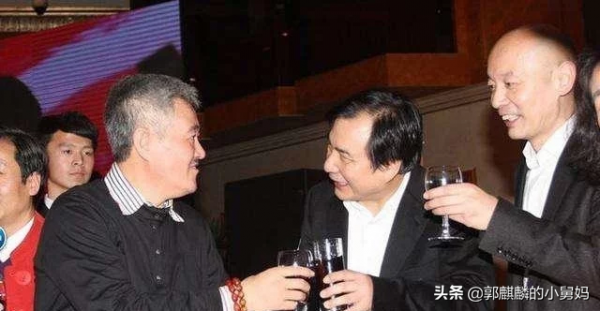 京A88888車主有多少礦？趙本山在他的晚宴上，只能站著陪酒