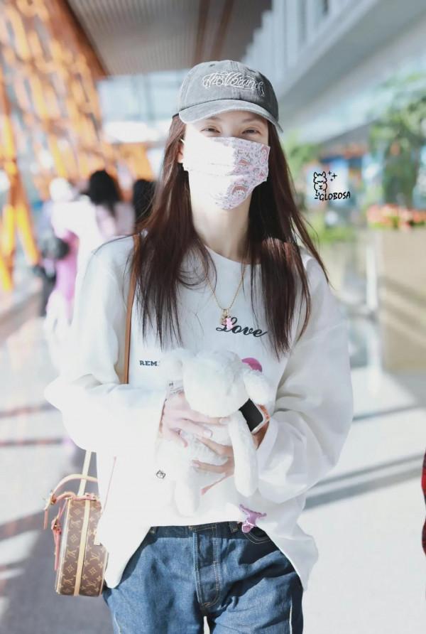 金晨初秋白色衛衣+闊腿牛仔褲 金晨初秋白色衛衣+闊腿牛仔褲