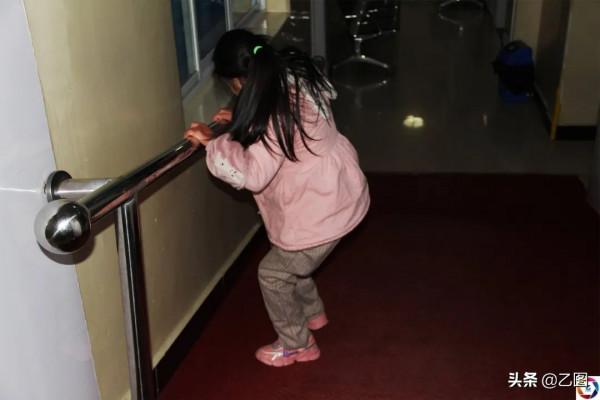 女子臨盆遇修路，無奈家中生產致女兒腦癱，她攜女兒四處求醫贖罪